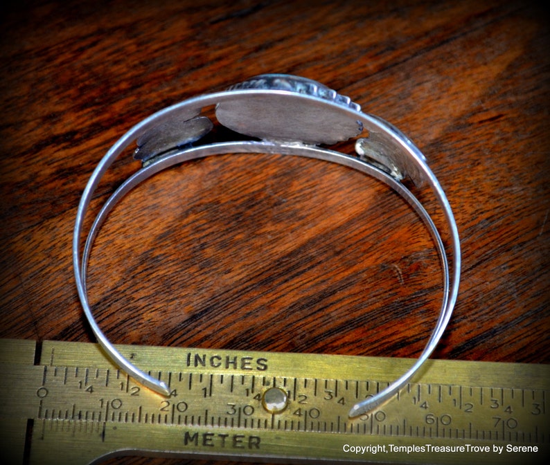 Puede incluir: Pulsera de plata con tres piedras redondas de turquesa engastadas en plata. La pulsera tiene un di&aacute;metro de 6,35 cm.