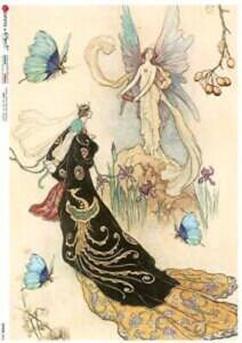 Puede incluir: Una mujer con un vestido largo, negro y dorado con un velo blanco se encuentra en un campo de flores. Una hada con alas azules y un vestido blanco fluido se encuentra en una roca detr&aacute;s de ella. Hay mariposas azules volando a su alrededor.