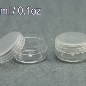 Puede incluir: Dos recipientes de plástico transparente con tapas. Cada recipiente tiene una capacidad de 3 ml o 0,1 oz.