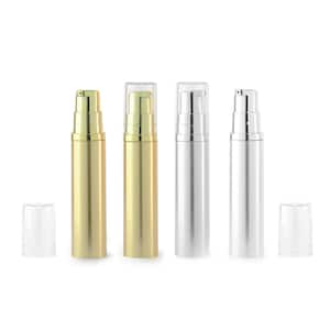 Puede incluir: Cuatro botellas de bomba cosméticas en oro y plata. Las botellas tienen tapas y mecanismos de bomba de plástico transparente. Las botellas doradas tienen un acabado brillante, mientras que las plateadas tienen un aspecto de metal cepillado. Las botellas son cilíndricas.