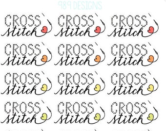 以下が含まれることがあります： 黒い点線で囲まれた黒い文字で「CROSS STITCH」という文字が18回繰り返されたステッカーシート。各「CROSS STITCH」には、赤、オレンジ、黄、緑、青、水色、ピンク、紫の異なる色の小さなハートが付いています。