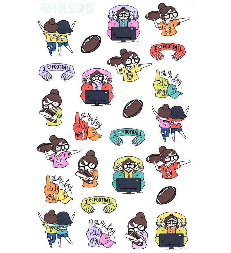 Puede incluir: Un conjunto de 12 pegatinas digitales con ilustraciones de dibujos animados de personas viendo f&uacute;tbol. Las pegatinas incluyen im&aacute;genes de personas con camisetas, sosteniendo balones de f&uacute;tbol y animando. El texto "Game Day" y "I Love Football" est&aacute; incluido en las pegatinas.