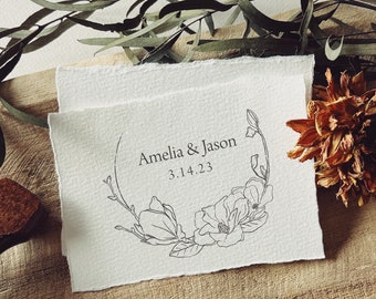 Sello de goma de boda personalizado con escudo floral.