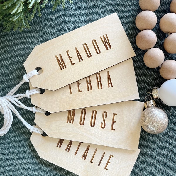 Etiquetas para calcetines navideños modernas grabadas. Etiquetas de regalo minimalistas. Etiquetas con nombre grabadas personalizadas. Etiquetas navideñas. Etiquetas con nombre personalizadas.