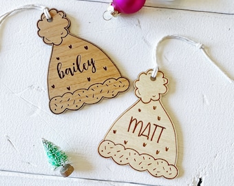 Etiquetas de medias de regalo personalizadas GRABADAS. Etiquetas de regalo de Navidad. Etiquetas de etiquetas de nombre. Etiquetas grabadas de sombrero de invierno. Etiquetas de regalo personalizadas Relleno de medias