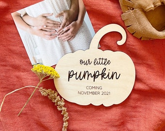 Letrero personalizado con el nombre de mi bebé My Little Pumpkin para anuncio de embarazo.