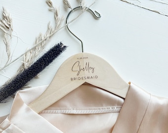 Percha personalizada para vestido de dama de honor: regalo de boda grabado personalizado.