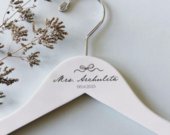 Perchas personalizadas para vestidos de novia con lazo, para la novia y el novio.