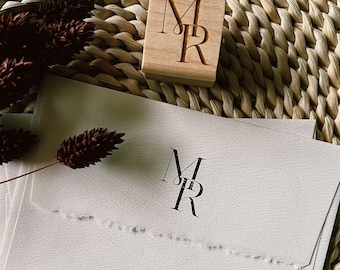 Sello de monograma de boda moderno para papelería.