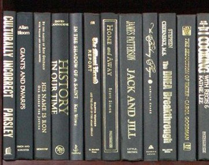 Puede incluir: Una estanter&iacute;a de libros negros con letras doradas en los lomos. Los t&iacute;tulos incluyen "Culturally Incorrect Parsley", "Giants and Dwarfs", "His Name Is Ron", "History in Our Time", "In the Shadow of a Saint", "The Miami Herald Report", "Home and Away", "Jack and Jill", "The DHEA Breakthrough", "The Seduction of Water" y "Hi Cooking with Regis & Kathie Lee".