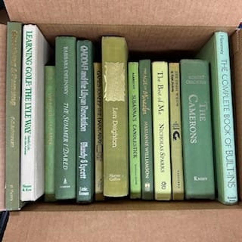 Puede incluir: Una colecci&oacute;n de libros de tapa dura verdes con varios t&iacute;tulos, incluyendo "The Complete Book of Built-Ins", "The Camerons", "The Best of Me", "Age of Miracles", "Susanna's Candlestick", "Len Deighton", "Gadhafi and the Libyan Revolution", "Blundy & Lycett", "Barbara Delinsky", "The Summer I Dared" y "Learning Golf the Lyle Way".