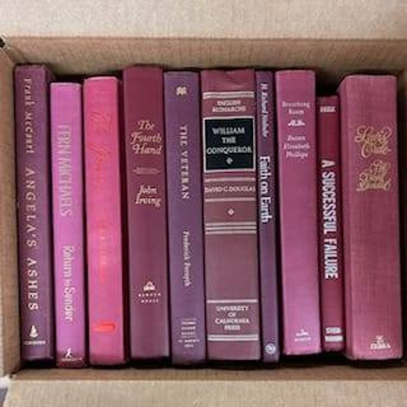 Puede incluir: Una colecci&oacute;n de diez libros antiguos de tapa dura con cubiertas granate y burdeos. Los t&iacute;tulos incluyen "Angela's Ashes", "Return Sender", "The Fourth Hand", "The Veteran", "William the Conqueror", "Faith on Earth" y "A Successful Failure".