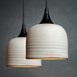 Lámparas colgantes personalizadas hechas a mano, porcelana blanca sobre arcilla marrón, iluminación cerámica, lámparas de cocina minimalistas, hechas por encargo.
