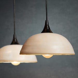 Lámpara colgante de cerámica hecha a mano, color blanco arena con interior de arcilla cruda, 25 cm, juego de 2, lista para enviar, lámparas de cerámica, lámparas de arcilla, iluminación