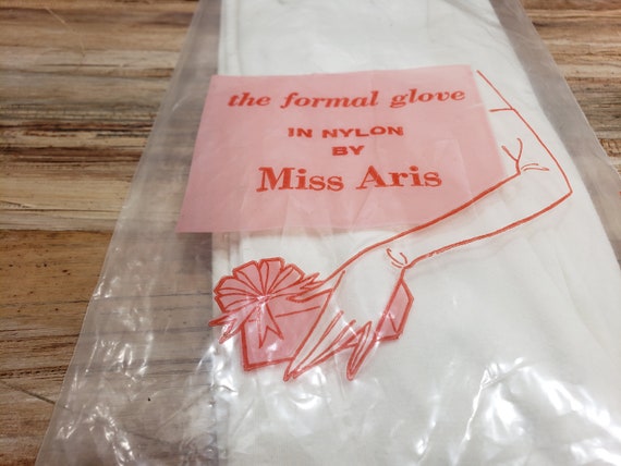 Girl's White Satin Gloves With Daisy Flowers And 19
