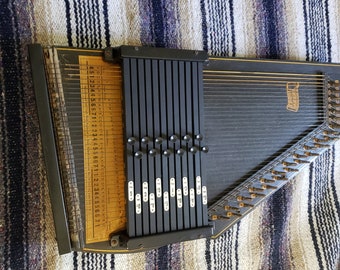 Vintage Autoharp, 1940s Oscar Schmidt International  READ DESCRIPTIONS