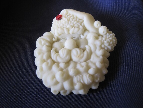 PLASTIC SANTA FACE Brooch - image 7