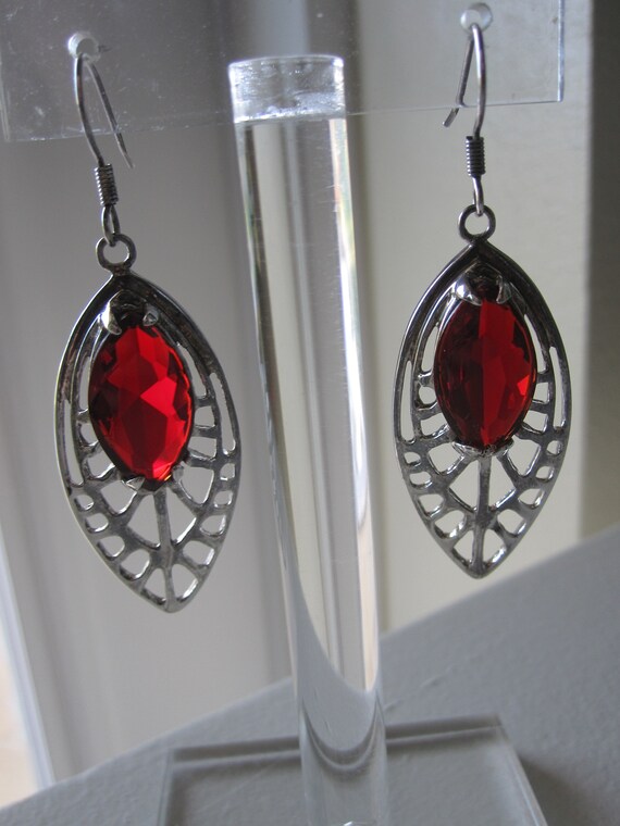 Boucles D'oreilles Pendantes Argentées Avec Strass Rouge - Neuf Sans Emballage, Fermoir à Clous