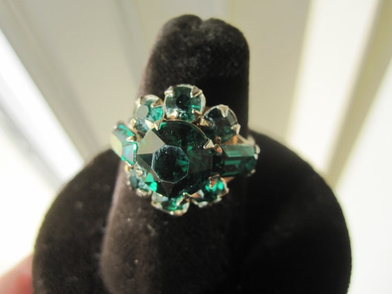 EMERALD RHINESTONE Cocktail Ring Size 7 - image 10