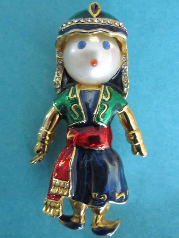 CAROLEE INTERNATIONAL GIRL Costumed  Brooch