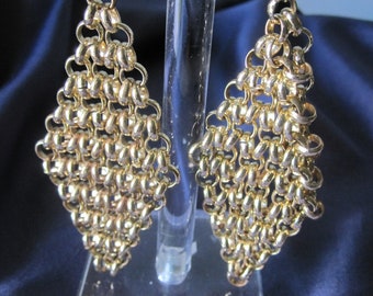 Boucles d’oreilles percées en forme de diamant en maille d’or