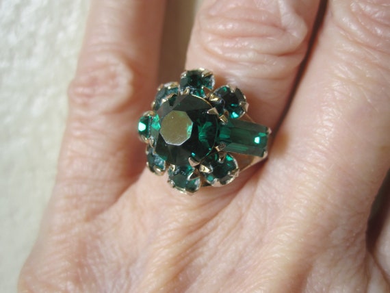 EMERALD RHINESTONE Cocktail Ring Size 7 - image 7