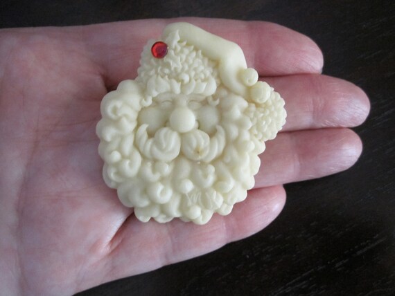 PLASTIC SANTA FACE Brooch - image 5