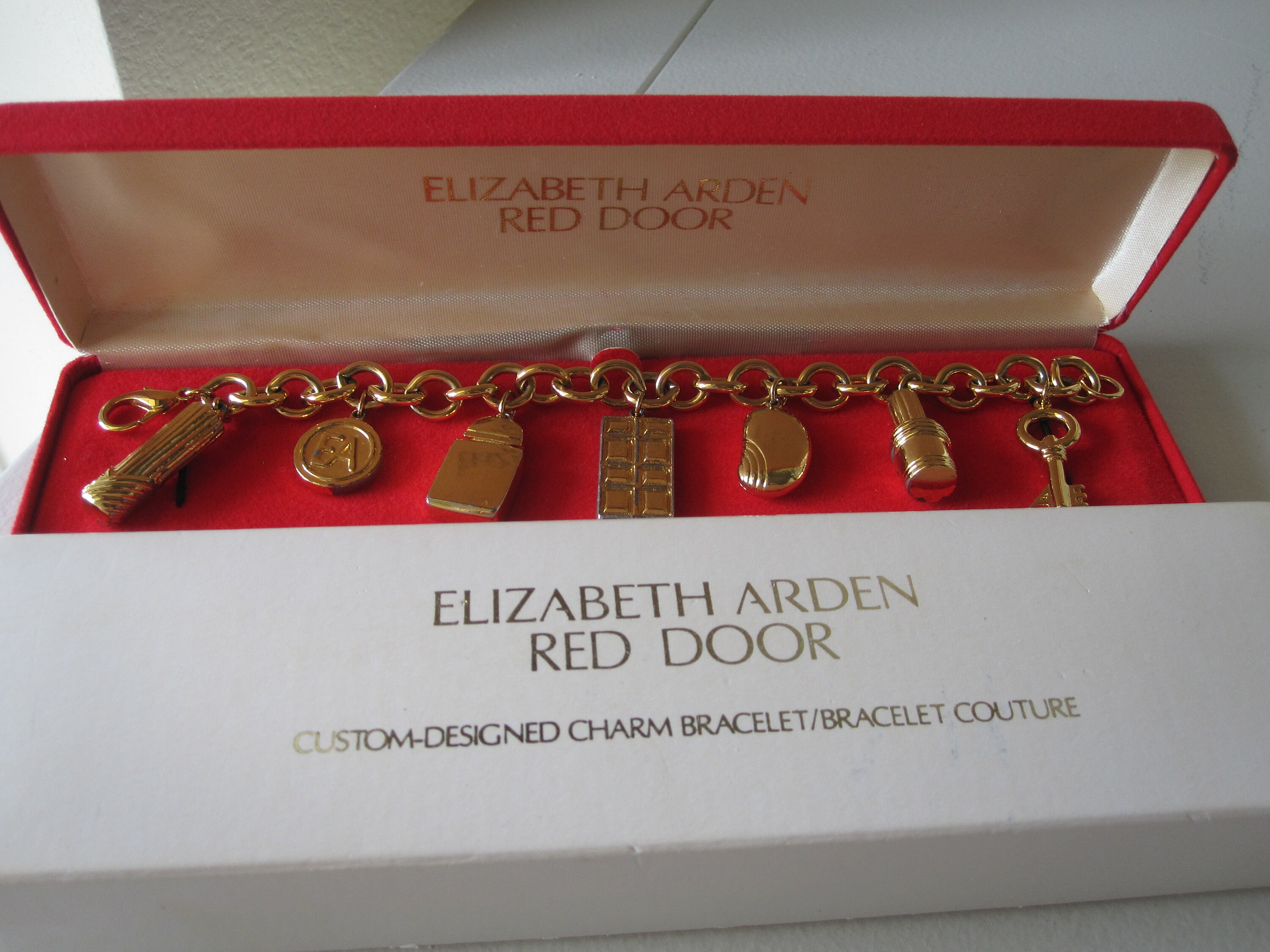 ELIZABETH ARDEN Gold Tone Red Door Charm Bracelet 7 Charms 
