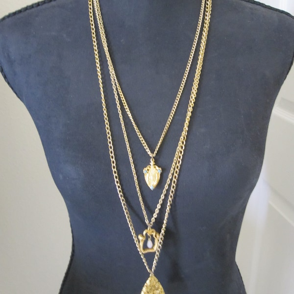 THREE STRAND CHARM Necklace Goldette?