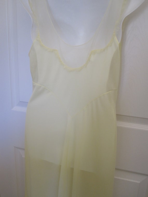 1950s VANITY FAIR LINGERIE Pale Yellow Negligee - image 10