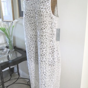 Silbernes Metallic-Spitzenkleid von Rickie Freeman für Teri Jon, Größe 16 (mit Etikett)