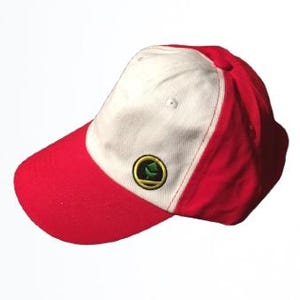 Könnte beinhalten: Eine rot-weiße Baseballkappe mit einem grünen Logo auf der Vorderseite. Das Logo ist ein Kreis mit einem grünen Blatt darin.