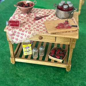 Miniatura domku dla lalek 1:12 ~ Drewniany stół z dżemem truskawkowym Artisan - Miniatury - Słodkie akcesoria do jedzenia Kuchnia dla lalek