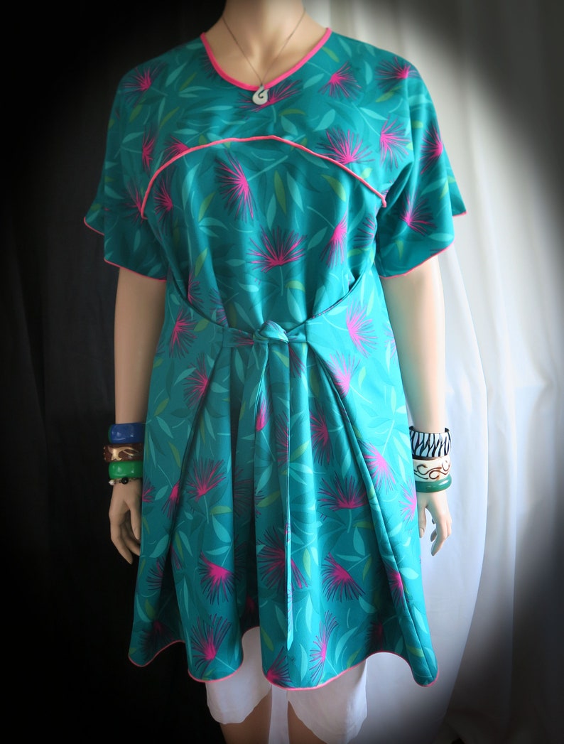 Made in Hawaii Fits L or 1XL Plus Size Dress Fire Dancer Hawaiian Flare Wrap Wear it 2 ways Bright Colors Perfect for Travel
