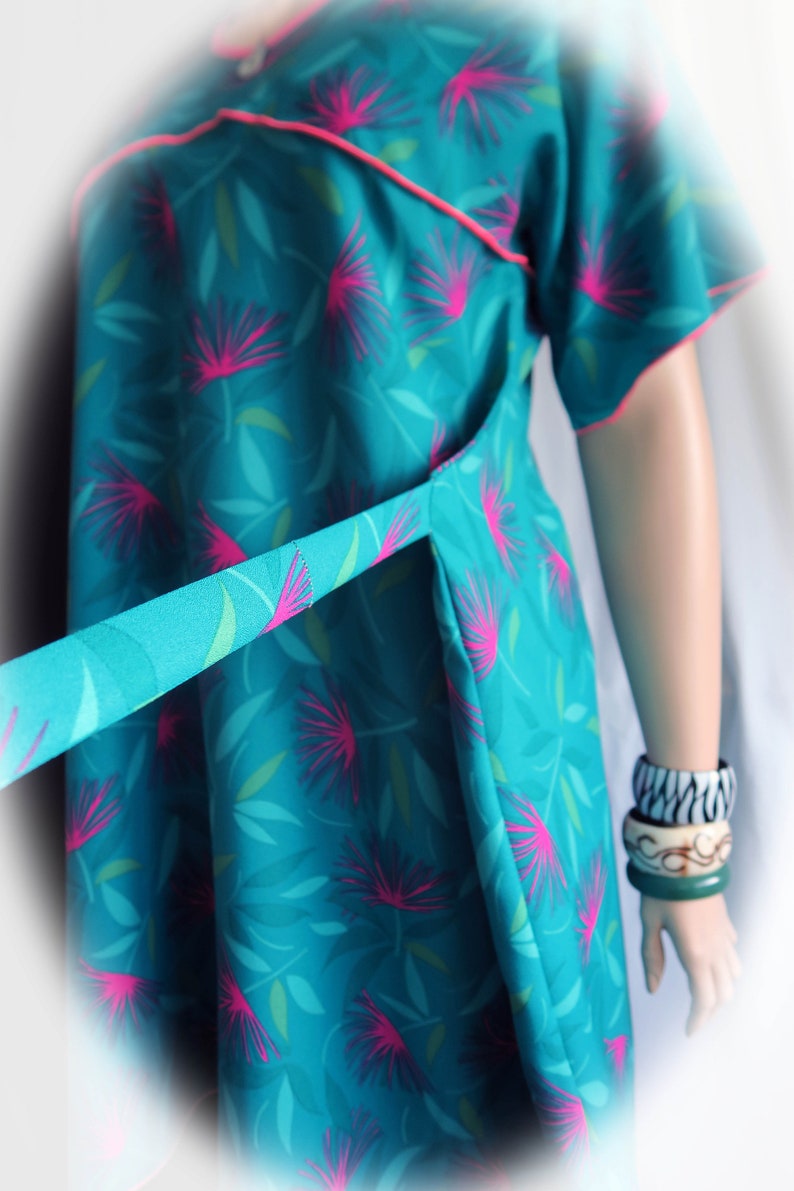 Made in Hawaii Fits L or 1XL Plus Size Dress Fire Dancer Hawaiian Flare Wrap Wear it 2 ways Bright Colors Perfect for Travel