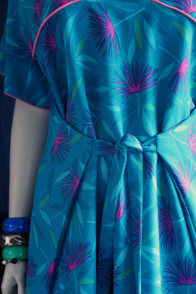 Made in Hawaii Fits L or 1XL Plus Size Dress Fire Dancer Hawaiian Flare Wrap Wear it 2 ways Bright Colors Perfect for Travel