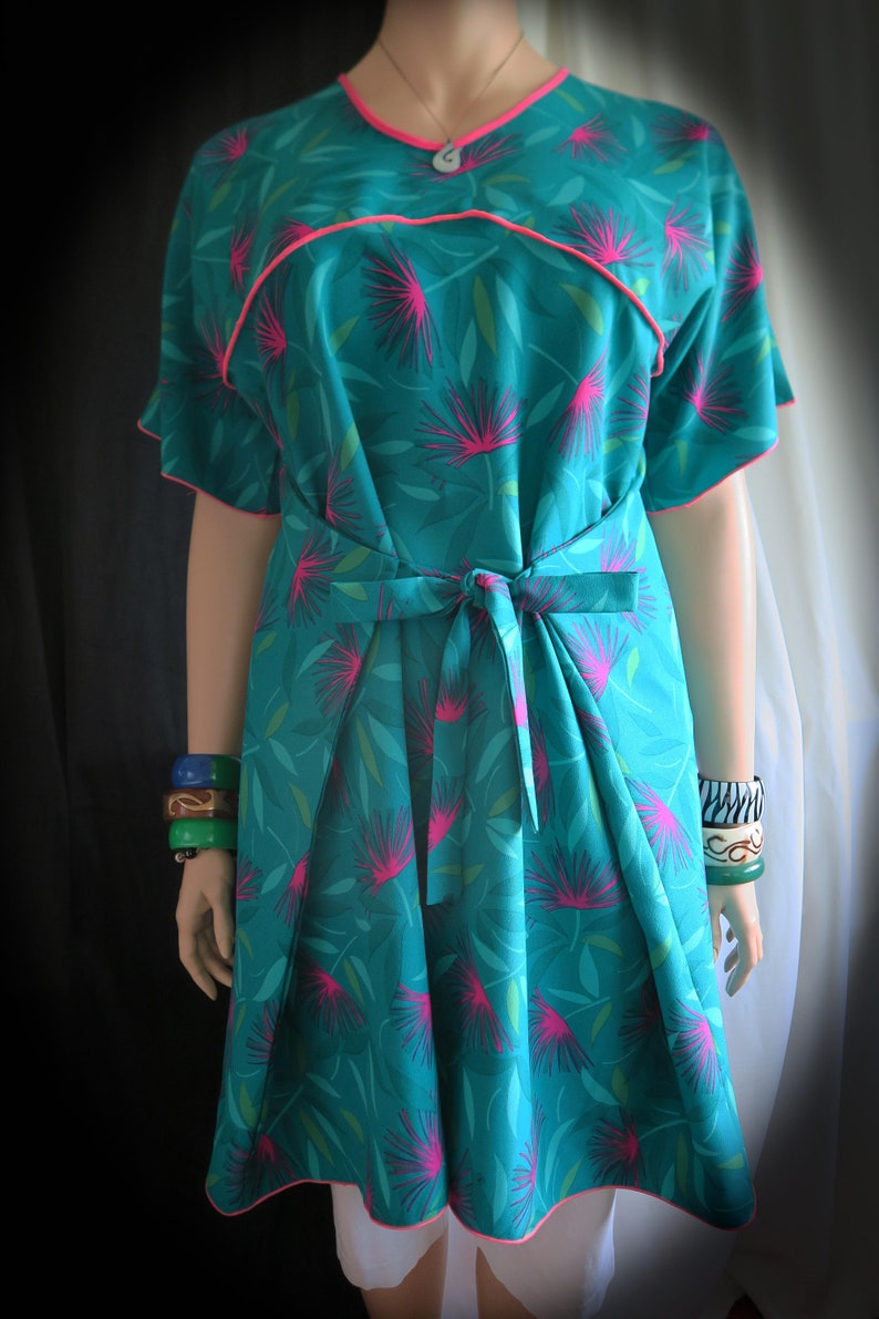 Made in Hawaii Fits L or 1XL Plus Size Dress Fire Dancer Hawaiian Flare Wrap Wear it 2 ways Bright Colors Perfect for Travel