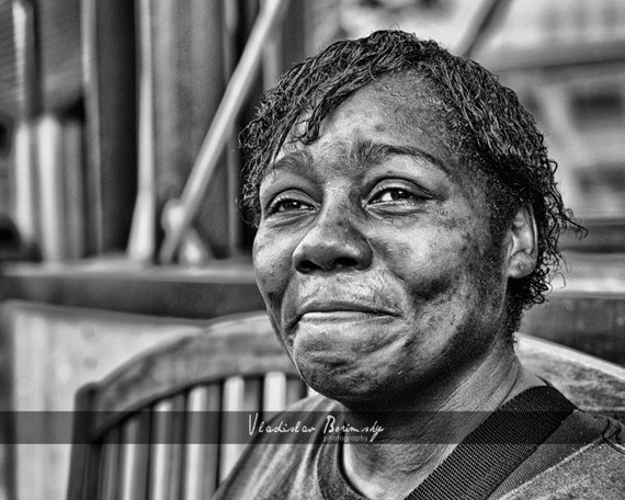 ストリート写真 - ホームレスのアフリカ系アメリカ人女性の白黒ポート