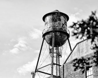 Fotografía de la torre del agua, negro y blanco fotos de una torre de agua en Brooklyn, Nueva York - Foto 8 x 10