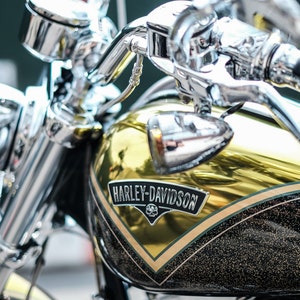 Harley Davidson Fotografia-bliska logo Harley Davidson OM s Gold Tank gazu, Harley Davidson, motocykl, Harley-8x12 zdjęcie