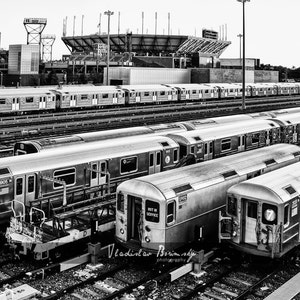 ニューヨークの写真 - 7 番線の電車、地下鉄の白黒写真、アーサー アッシュ スタジアム、ニューヨーク市地下鉄、クイーンズ、ニューヨーク、駅