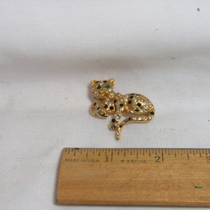 Vintage Modeschmuck Pin/Brosche Klar und Schwarz Strass Leopard mit grünen Augen