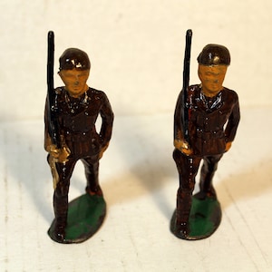Set Vintage Cast Military Riflemen Soldier Man Figures - Shoulder Carry