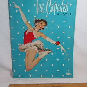 Könnte beinhalten: Ein Vintage-Programm für die Ice Capades von 1953. Das Cover zeigt eine Frau beim Eiskunstlauf in einem rot-weißen Kostüm vor einem blauen Hintergrund mit weißen Punkten. Das Programm kostet 50 Cent.