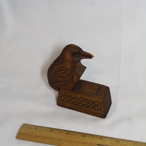 Vintage Handgeschnitzter Holzvogel mit Fach - Native Style Schnitzereien - Unbekannter Hersteller oder Zweck