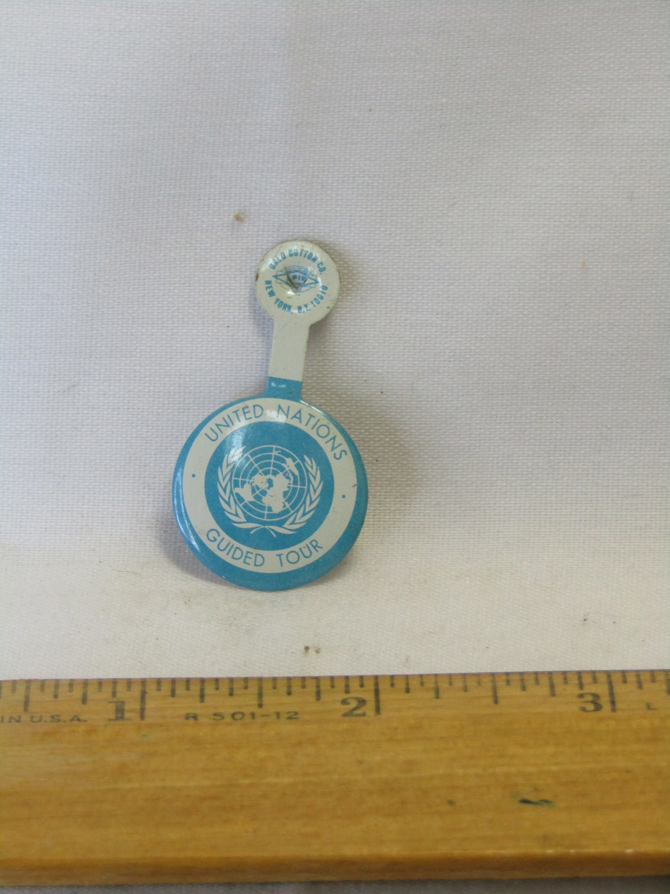 Vintage rondleiding door de Verenigde Naties revers clip pin badge - ongebruikt/niet gebogen - Dalo Button Co