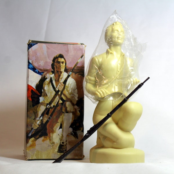 Full Vintage Avon Decanter with Original Box - 'Minuteman' Decanter Statue - Wild Country After Shave 4 fl. oz.