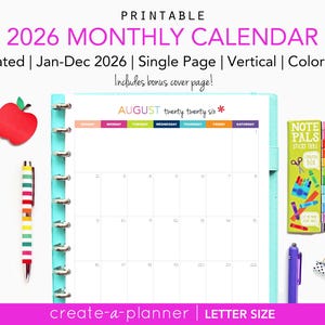 Puede incluir: Calendario mensual imprimible de 2026 con diseño vertical y colorido. Incluye una página de portada adicional y está fechado de enero a diciembre. También se muestran una manzana roja, un bolígrafo a rayas y pestañas adhesivas.