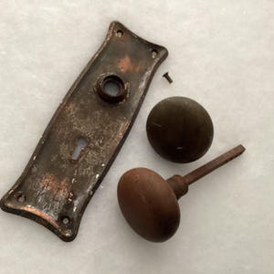 Antique Victorian Door Hardware 2 Plain Knobs 1 Escutcheon Plates Spindle Set Screws