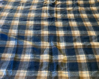 Faribo blårutig pläd i akryl med fransar, Faribault Woolen Mill Co Minnesota, 102 x 142 cm